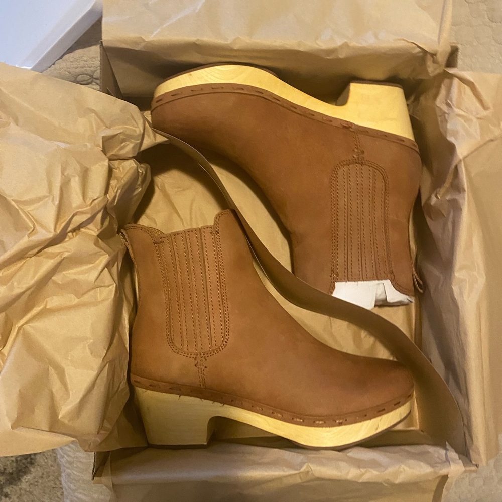 NBW Frye clog boot